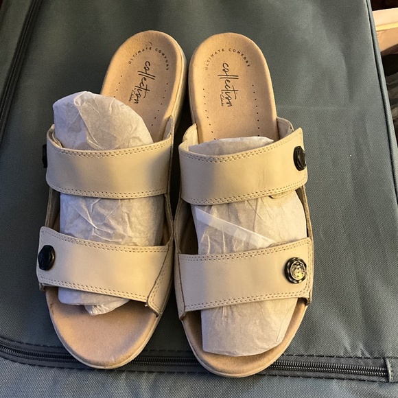 Clarks Women's Leisa Glow Slide Sandal - Picture 1 of 3